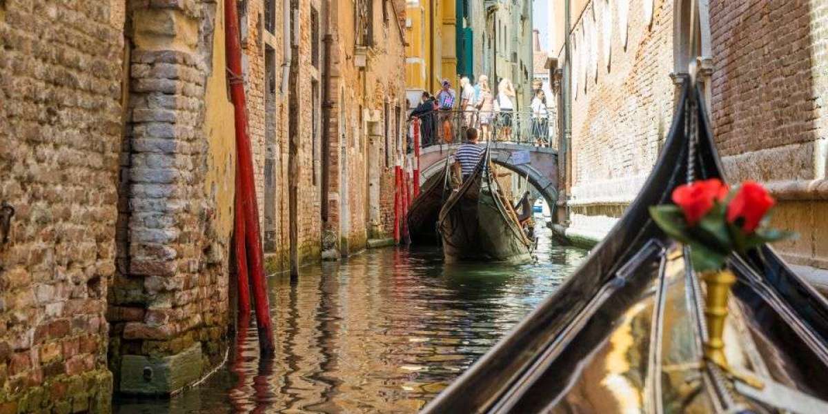 Venice Gondola Tours: Experiencing Venetian Festivals and Traditions