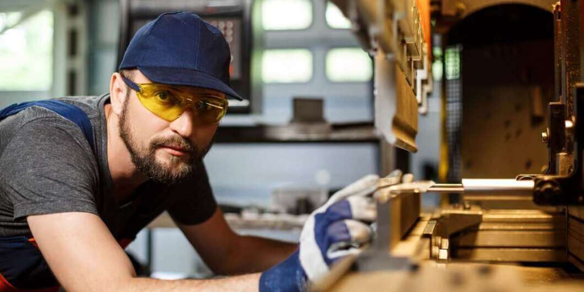 Understanding the Role of a CNC Operator and Steps to Pursue this Career